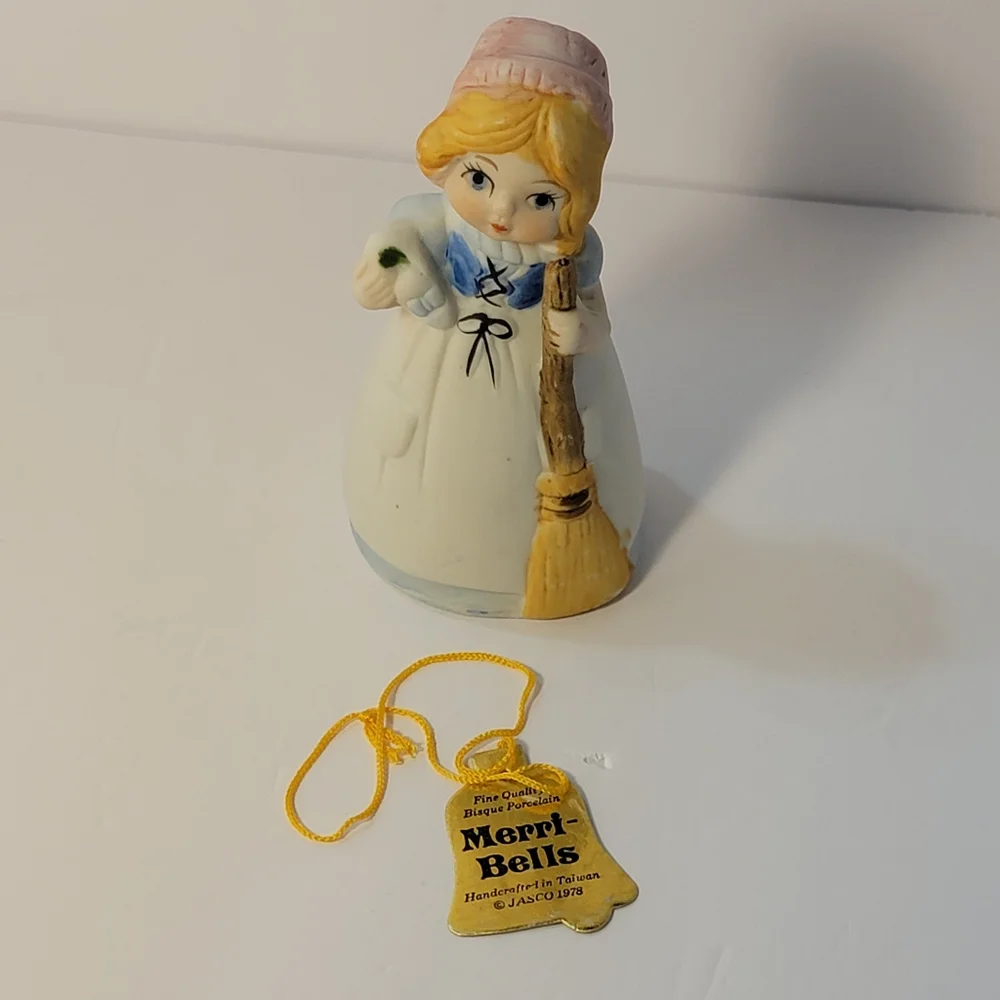 💚Vintage 1978 Jasco Merri-Bells Cinderella‎ Slipper Broom Bisque Bell Figurine